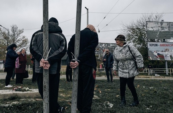AP опубликовало фото жителей Херсона, привязанных к столбам за сотрудничество с Россией (ФОТО)
