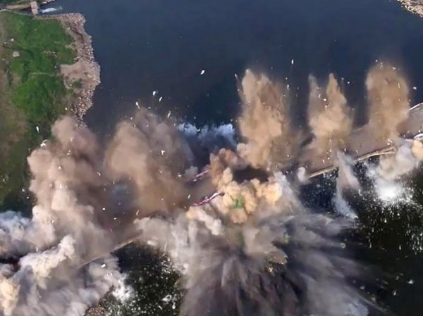 Момент подрыва моста на плотине Каховской ГЭС попал на видео (ФОТО, ВИДЕО)