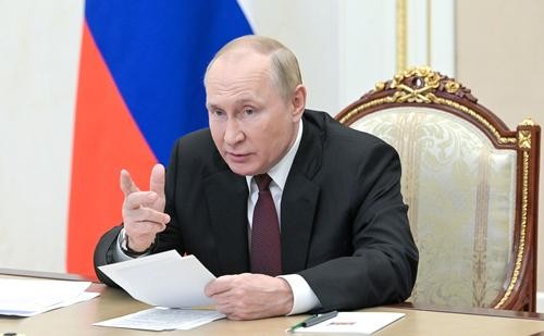 Путин считает,  что россияне стали меньше доверять сомнительным источникам информации 