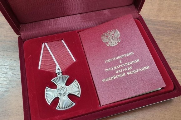 Семье погибшего в зоне СВО героя вручили награду