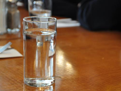 Тhe Lancet: люди, которые пьют воду в нужном количестве, медленнее стареют