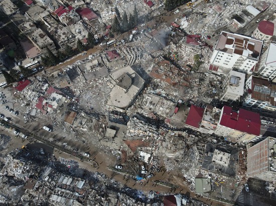 Медленные поиски выживших после землетрясения разгневали жителей Турции
