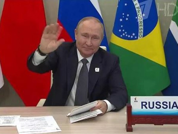 Путин не своим голосом обратился к участникам саммита БРИКС, подогрев в Сети слухи о «двойнике» (ВИДЕО)