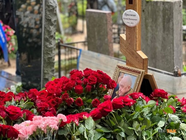 Baza: могилу Пригожина посетила жена его двойника — опубликовано видео (ФОТО, ВИДЕО)
