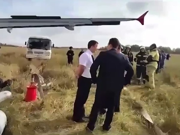 «Голову дома забыли»: заслуженный пилот назвал «идиотами» экипаж посадившего в поле самолета А-320