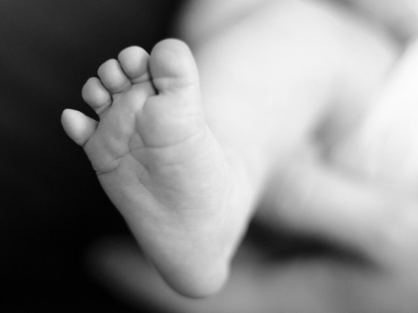 Пятимесячный ребенок умер после падения с кровати в Подмосковье