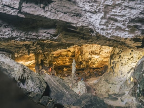 Спелеологи поспешили на помощь застрявшему в километровой пещере грузному американцу