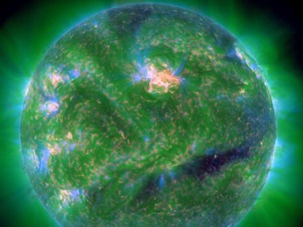 На Солнце образовалось мега-пятно в три раза крупнее диаметра Земли
